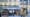 Terrasse du café Le Deauville à Paris, clients attablés en hiver sur les Champs-Élysées, scène de vie urbaine évoquant l’insouciance face aux tensions contemporaines.