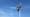 Mât urbain équipé de caméras de surveillance orientées dans plusieurs directions, sous un ciel bleu, illustrant la smart-city, l’IA et le contrôle des comportements.